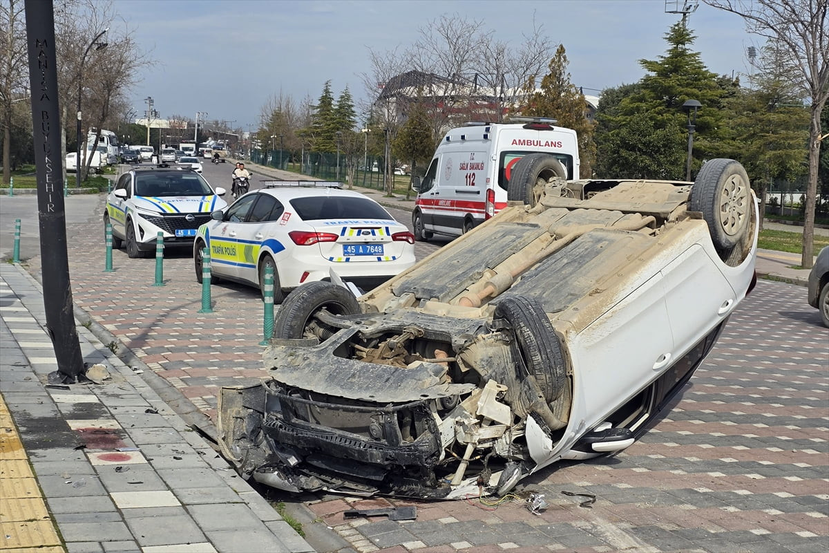 Manisa'nın Turgutlu ilçesinde otomobilin takla atması sonucu 2 kişi yaralandı.