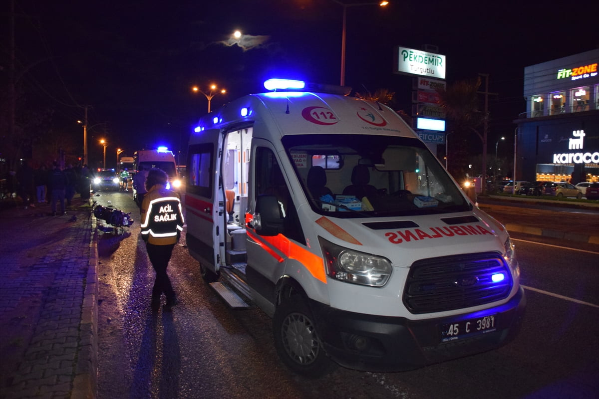 Manisa'nın Turgutlu ilçesinde otomobille çarpışan motosikletteki iki kardeşten 1'i ağır yaralandı....