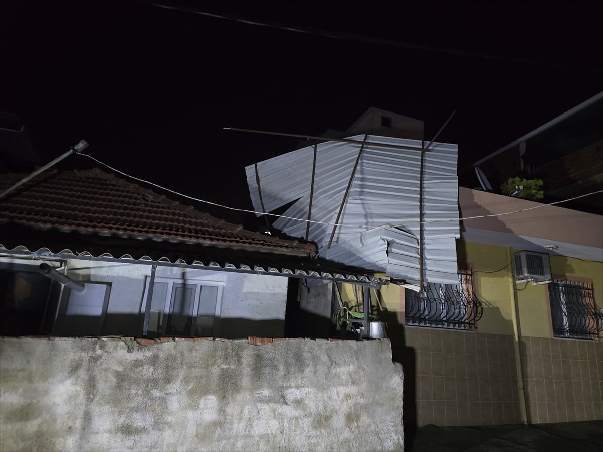 Manisa'nın Turgutlu ilçesinde sağanak ve fırtına hayatı olumsuz etkiliyor. Selvilitepe Mahallesi...