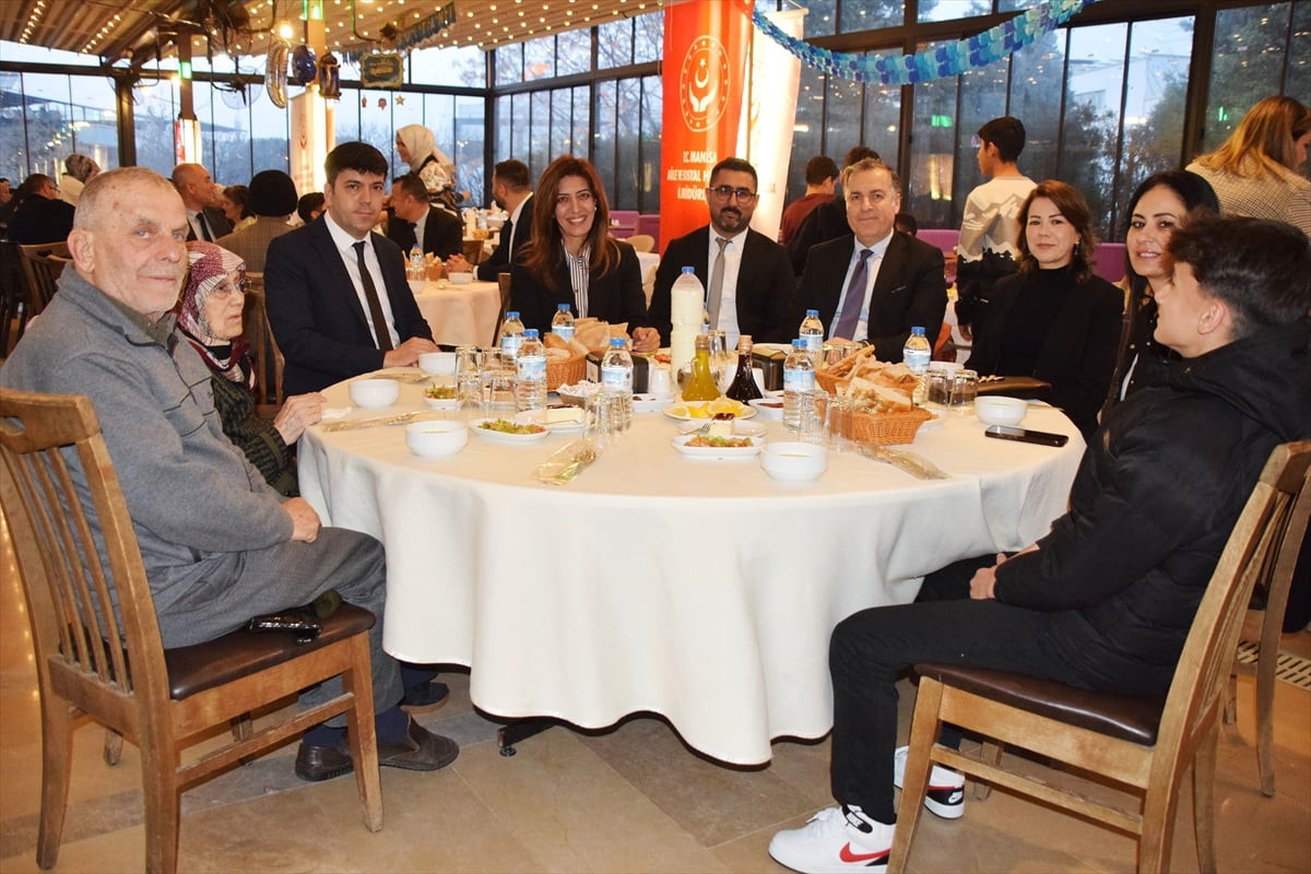 Manisa'nın Turgutlu ilçesinde, sevgi evleri ile koruyucu aile yanında kalan çocuklar ve...