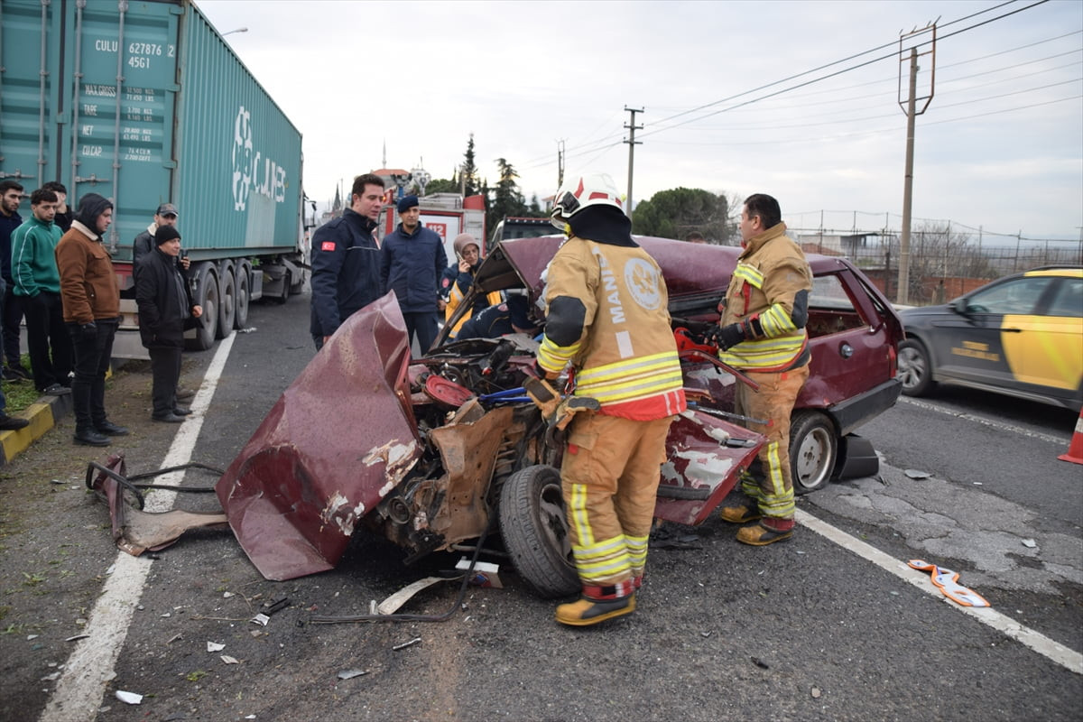 Manisa'nın Turgutlu ilçesinde tırla otomobilin çarpıştığı kazada, otomobil sürücüsü hayatını...