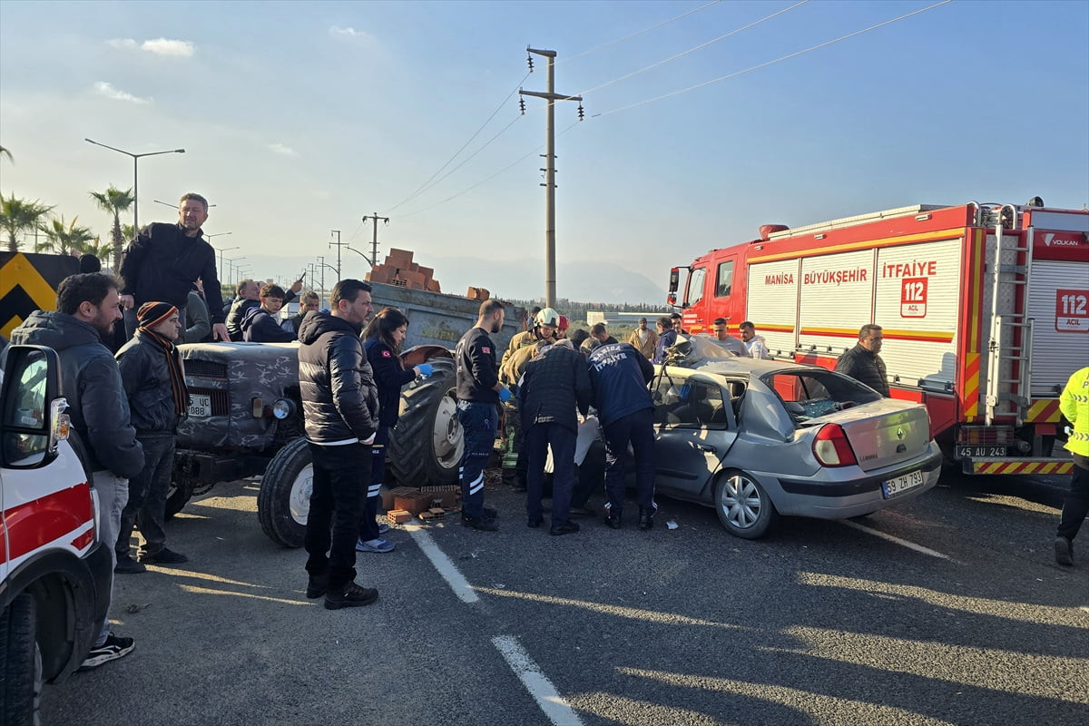 Manisa'nın Turgutlu ilçesinde traktör ile çarpışan otomobilin sürücüsü yaralandı. İhbar üzerine...