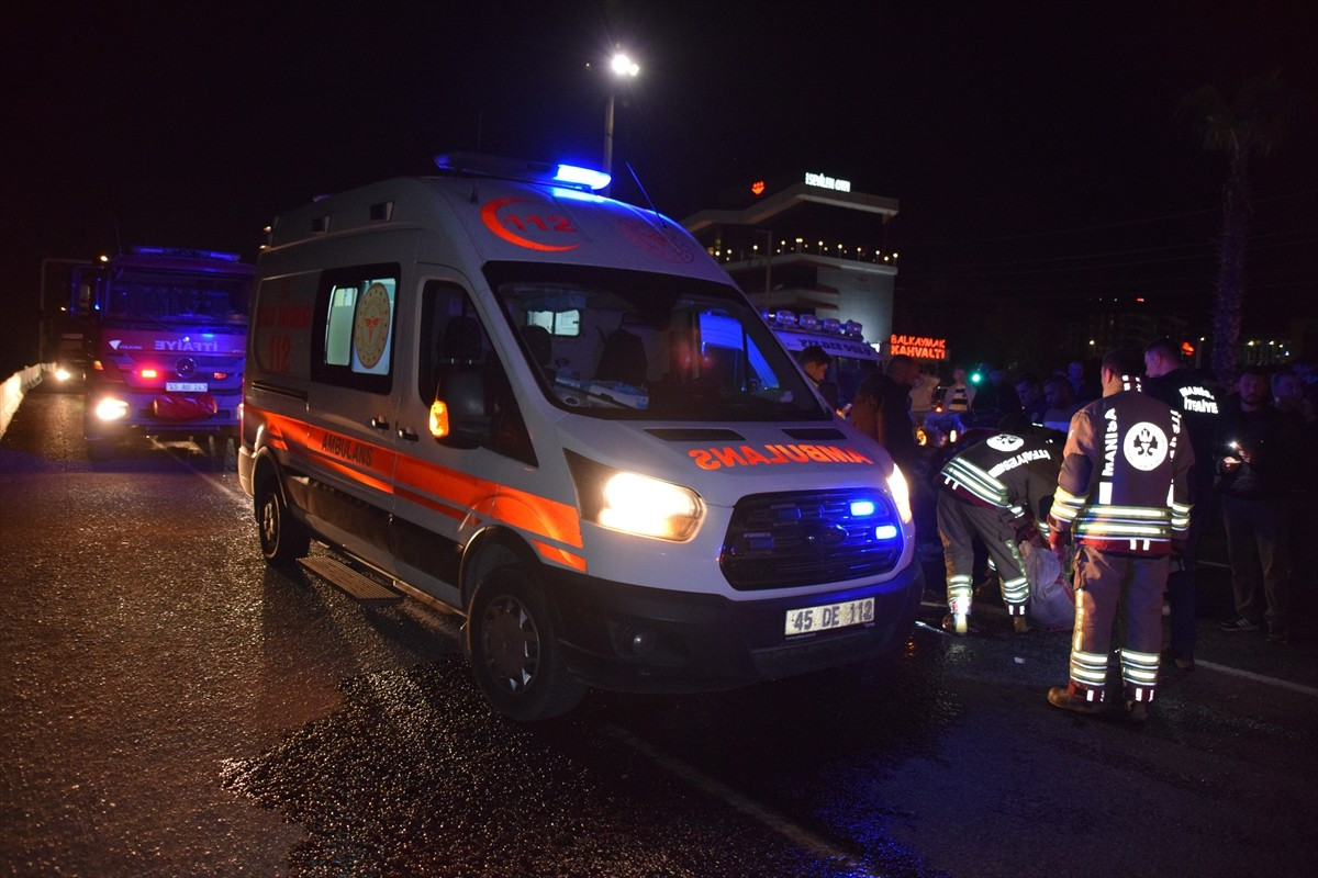 Manisa'nın Turgutlu ilçesinde traktör ile çekici kamyonetin çarpışması sonucu 3 kişi...