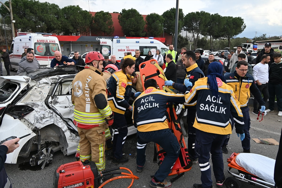 Manisa'nın Turgutlu ilçesinde yolcu otobüsü ile otomobilin çarpışması sonucu 3 kişi...