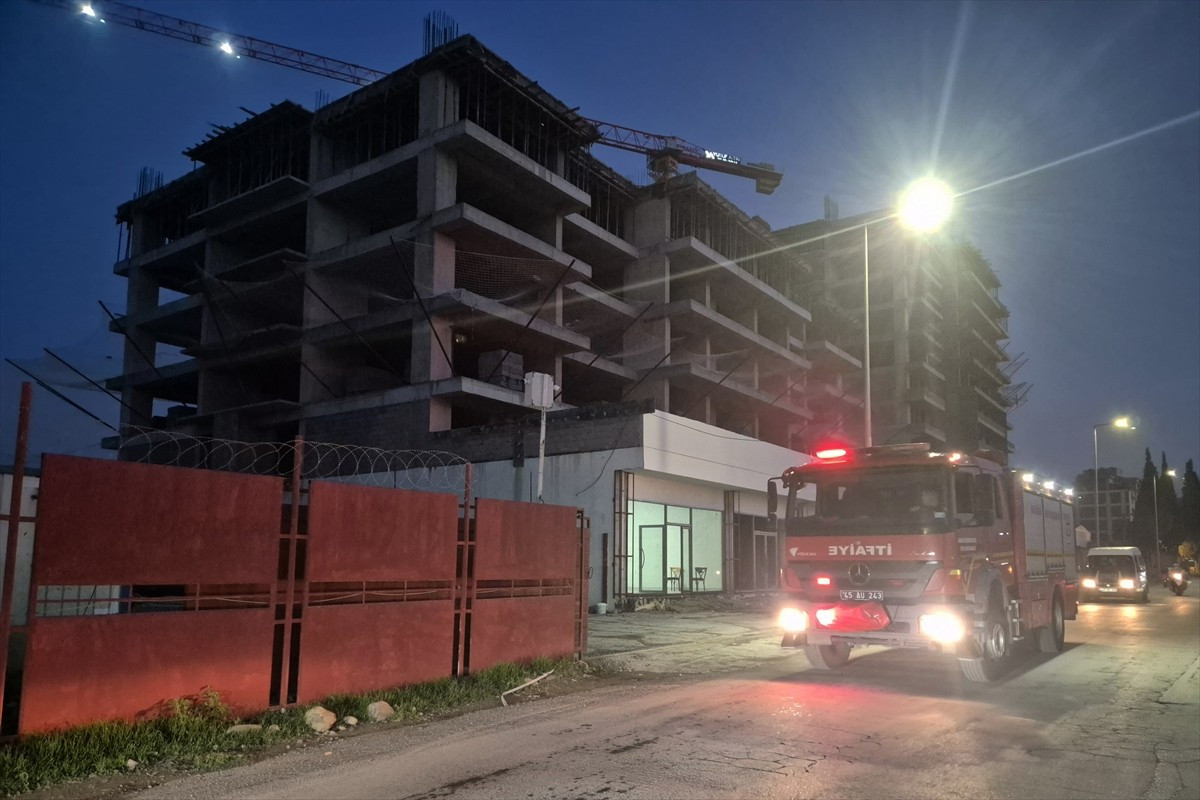 Manisa'nın Turgutlu ilçesindeki bir inşaatta üzerine çelik kalıp düşen işçi yaşamını yitirdi....