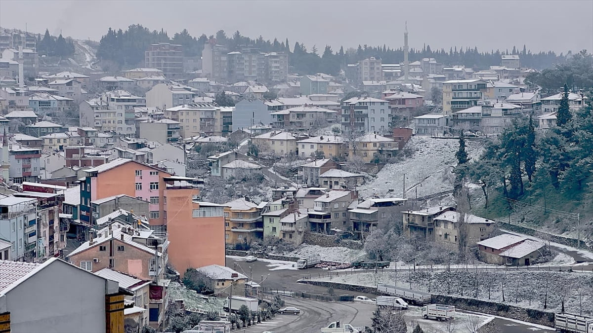 Manisa'nın yüksek kesimleri ile Demirci ilçesinde kar etkili oluyor. Demirci ilçe merkezinde gece...