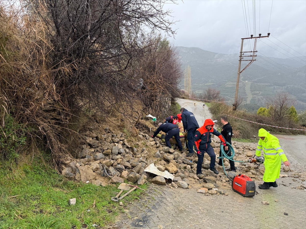 Manisa'nın Yunusemre ilçesinde, bahçe duvarının park halindeki kamyonetin üzerine çökmesi sonucu...