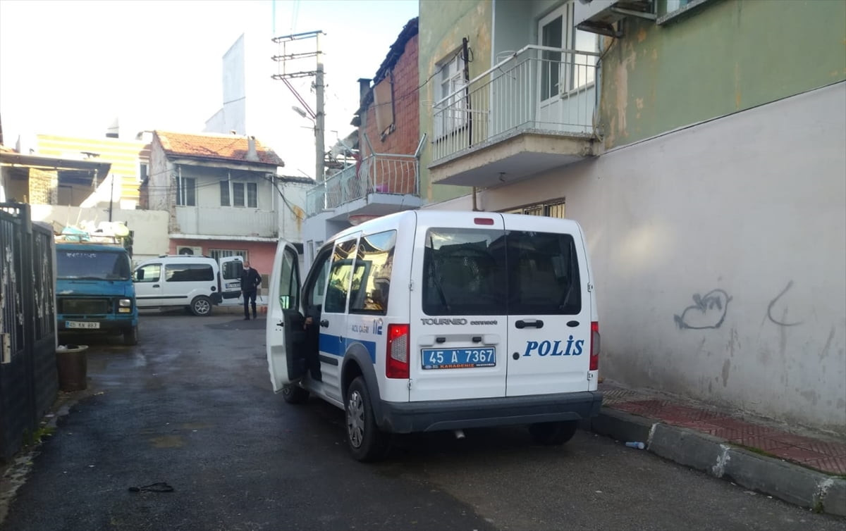 Manisa'nın Yunusemre ilçesinde bir kişi, tartıştığı eşini bıçakla yaraladı. Ekipler olay yerinde...