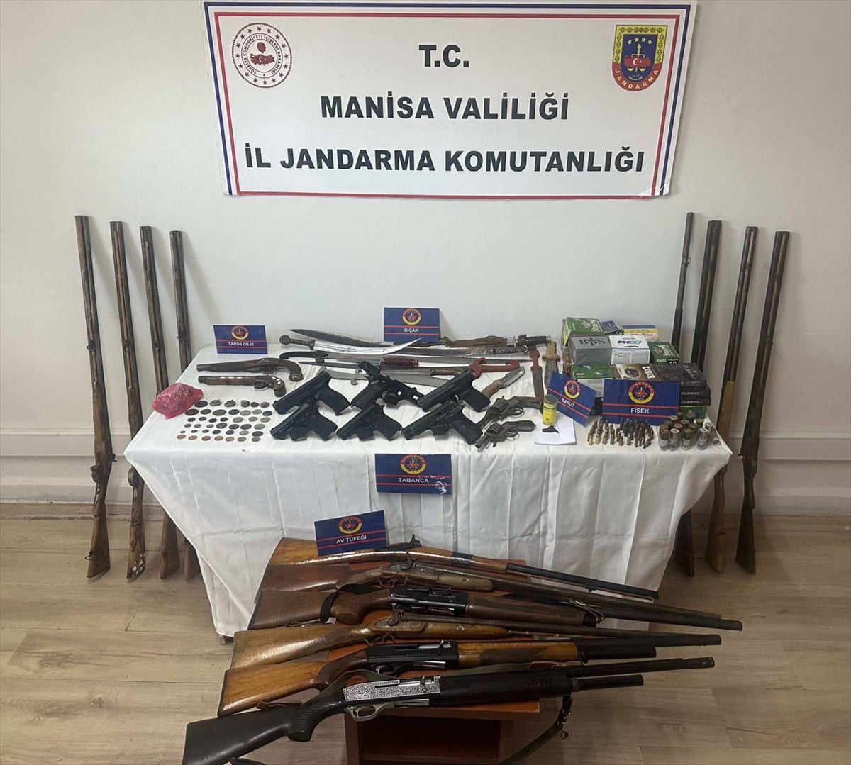 Manisa'nın Yunusemre ilçesinde evinde çok sayıda silah ele geçirilen zanlı gözaltına alındı....