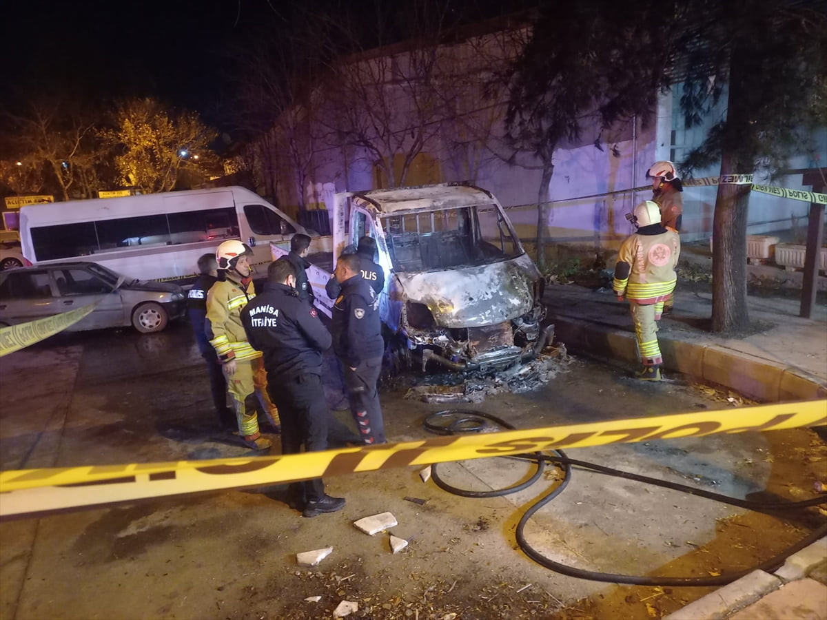 Manisa'nın Yunusemre ilçesinde hurda kamyonette çıkan yangında erkek cesedi bulundu. İhbar üzerine...