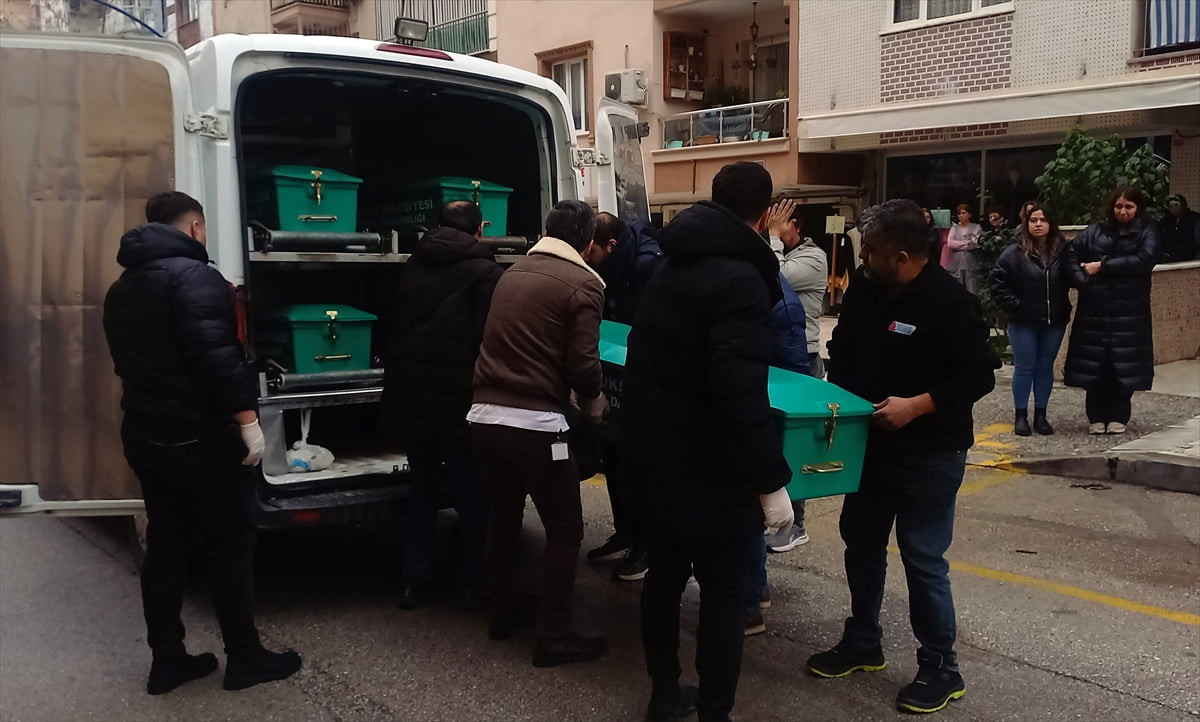 Manisa'nın Yunusemre ilçesinde kendisinden haber alınamayan 52 yaşındaki kişi, evinde ölü bulundu....