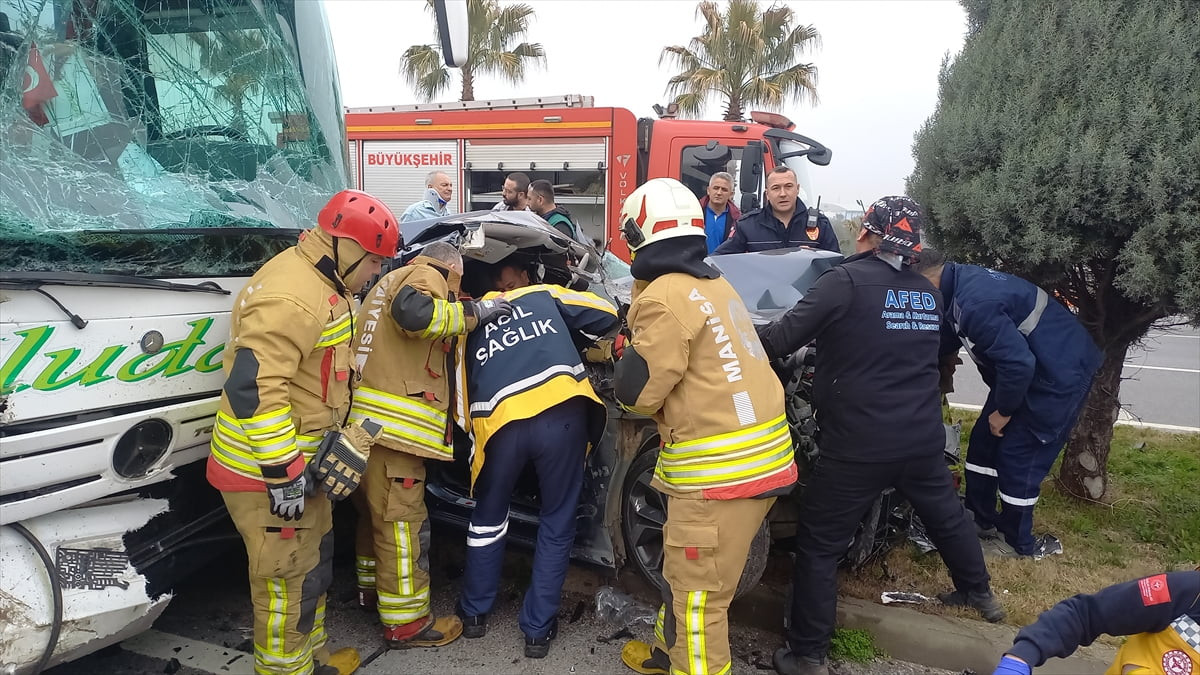 Manisa'nın Yunusemre ilçesinde otomobil, traktör ve yolcu otobüsünün karıştığı zincirleme trafik...