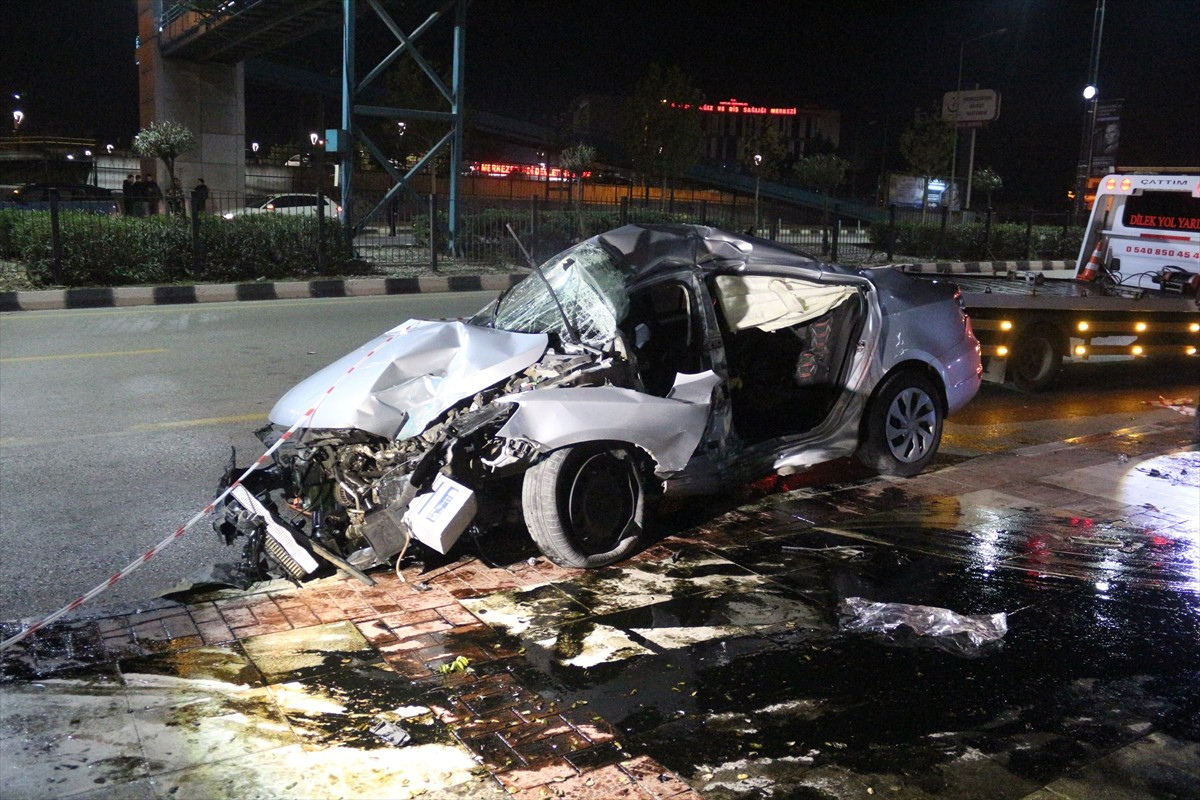 Manisa'nın Yunusemre ilçesinde otomobilin üst geçidin ayağına çarpması sonucu 1 kişi hayatını...