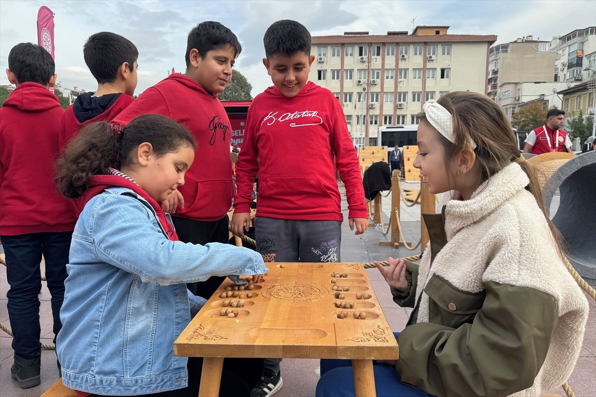 Manisa'ya gelen "Geleneksel Oyunlar Tırı", çocukları geçmişteki oyunlarla buluşturdu. Türkiye...