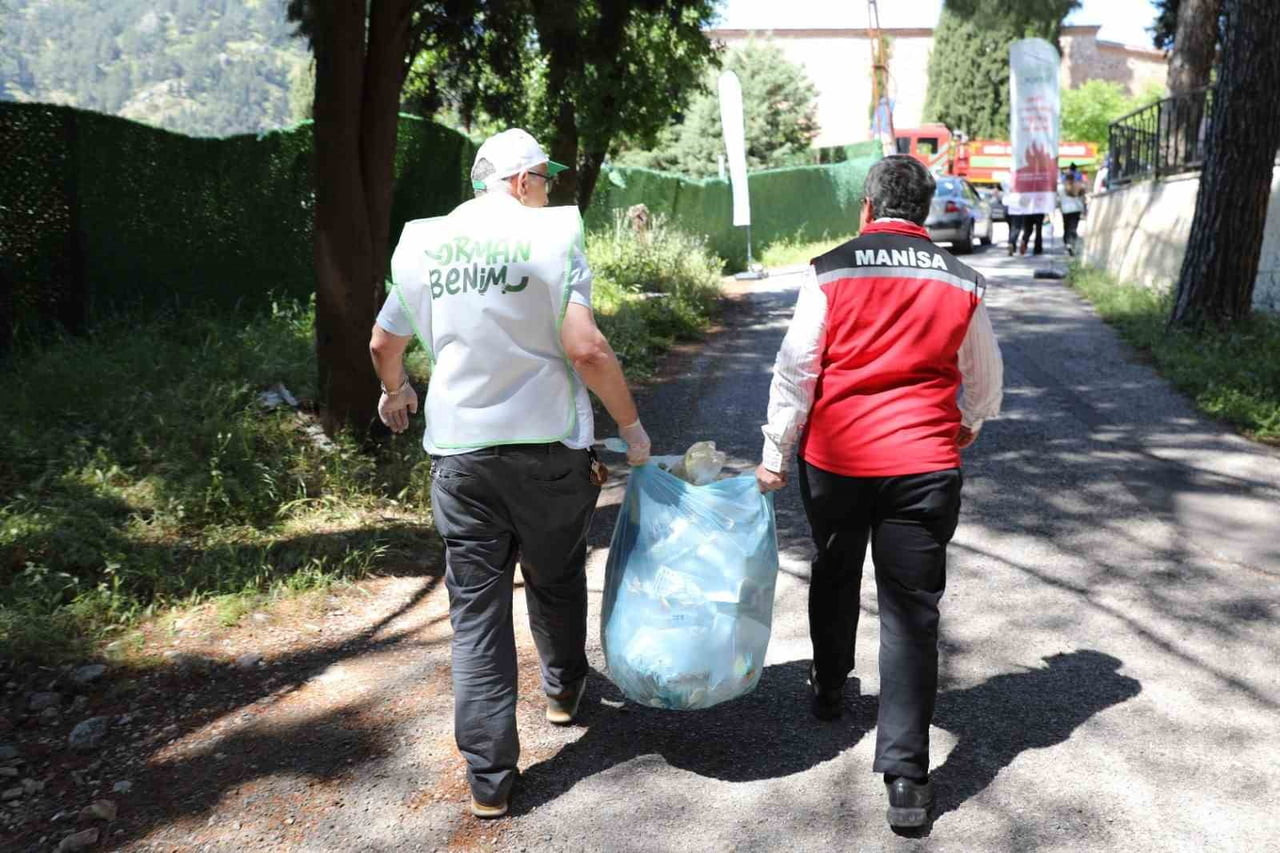 MANİSA’DA 'ORMAN BENİM' KAMPANYASI KAPSAMINDA PROTOKOL ÜYELERİ, ÖĞRENCİLER VE VATANDAŞLAR EL ELE...