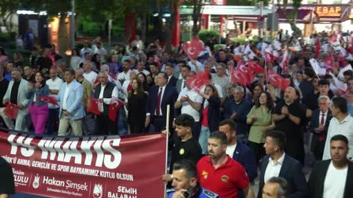 Manisa’da 300 dronlu 19 Mayıs gösterisi nefes kesti