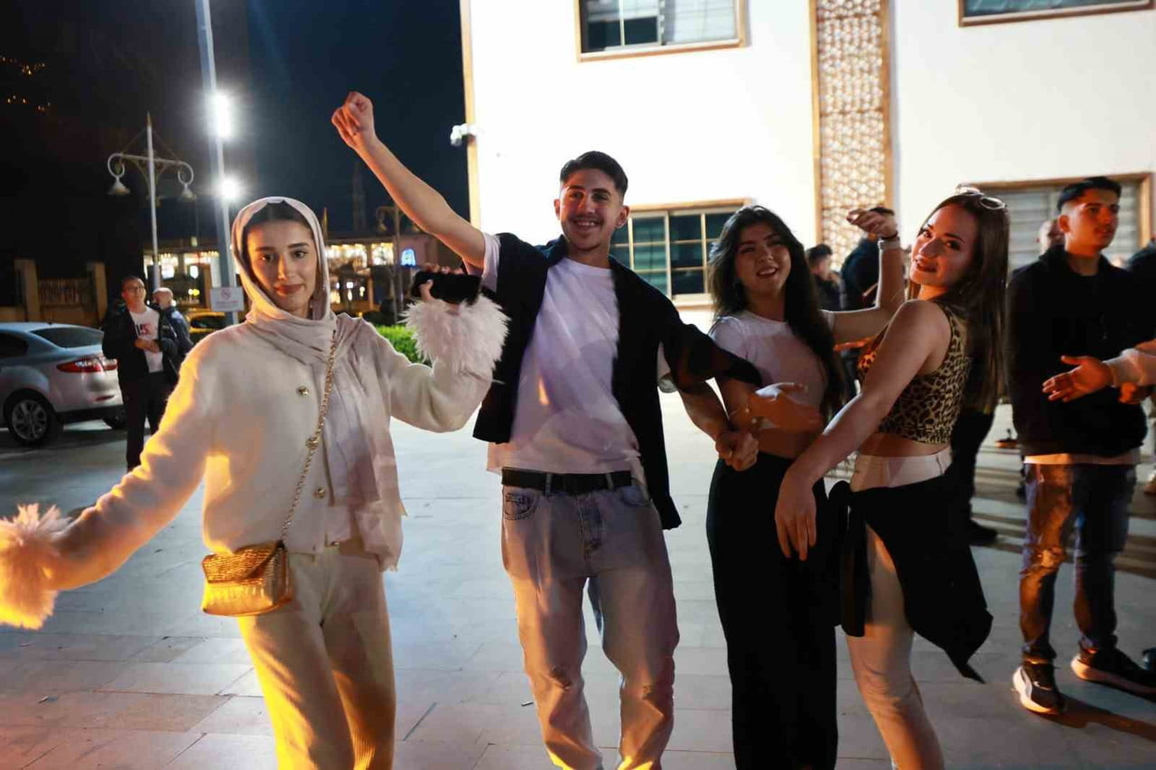 MANİSA’DA 8 NİSAN DÜNYA ROMANLAR GÜNÜ KAPSAMINDA DÜZENLENEN ROMANLAR GECESİ, YUNUSEMRE BELEDİYESİ...