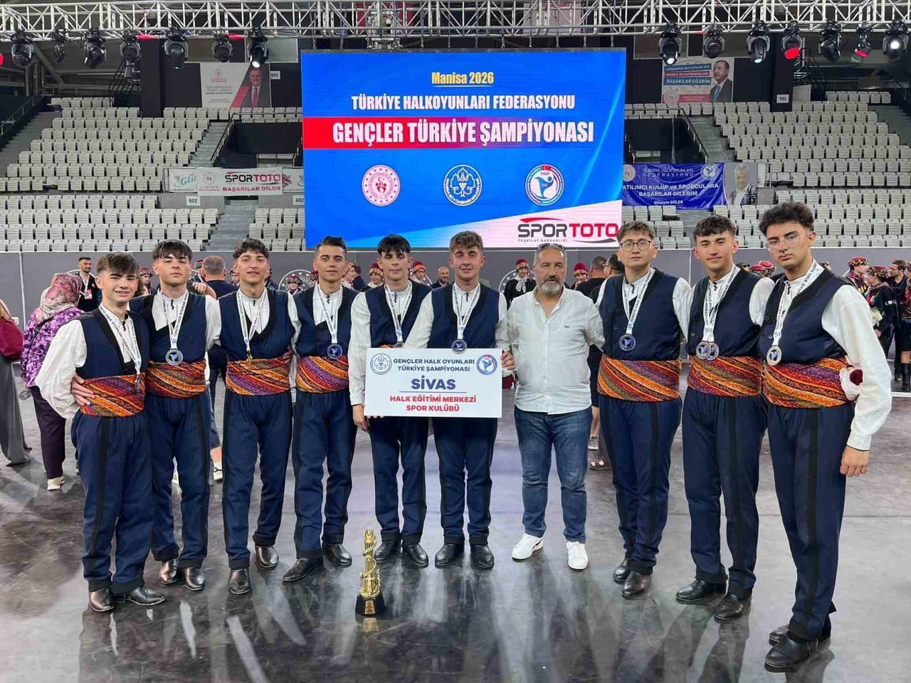 MANİSA’DA DÜZENLENEN GENÇLER TÜRKİYE HALK OYUNLARI ŞAMPİYONASI’NDA SİVAS HALK EĞİTİMİ MERKEZİ SPOR...
