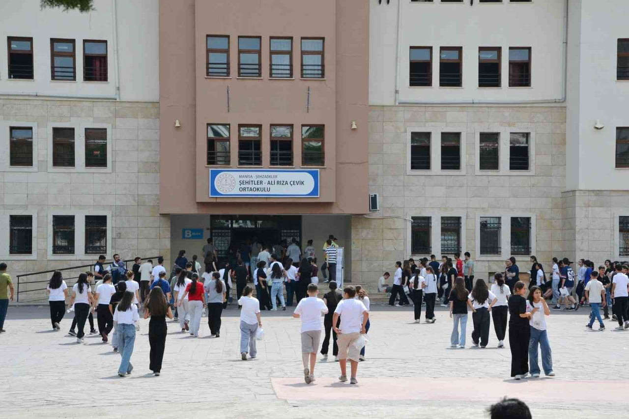 MANİSA’DA LİSELERE GEÇİŞ SİSTEMİ (LGS) KAPSAMINDA GERÇEKLEŞTİRİLEN MERKEZİ SINAVA 17 BİN 108...