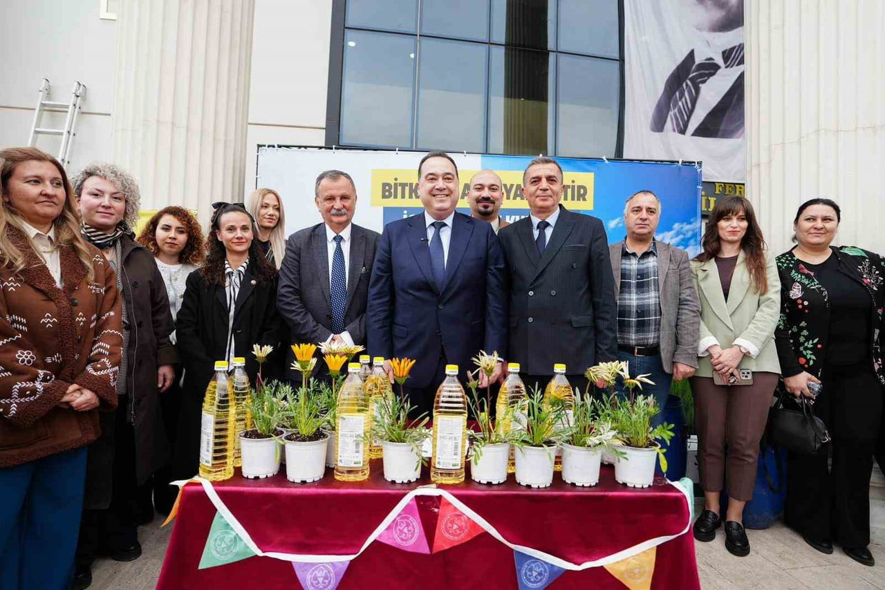 MANİSALILAR EVLERİNDE BİRİKTİRDİKLERİ ATIK YAĞLARI TESLİM EDEREK HEM DOĞANIN KORUNMASINA HEM DE...