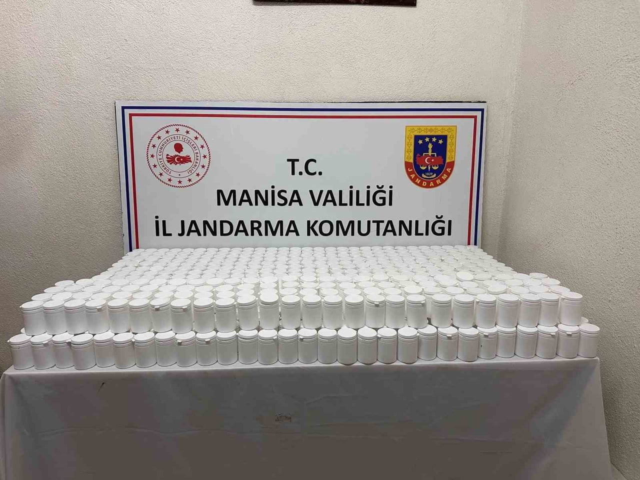 MANİSA’NIN AKHİSAR İLÇESİNDE JANDARMA EKİPLERİNİN DÜZENLEDİĞİ OPERASYONDA 50 BİN 512 ADET SENTETİK...