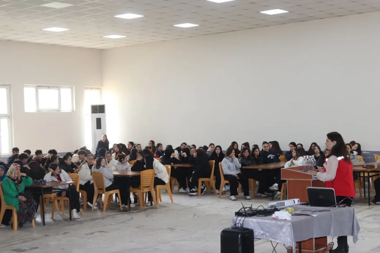 MANİSA’NIN AKHİSAR İLÇESİNDE "KADIN ELİ PROJESİ" KAPSAMINDA DÜZENLENEN SEMİNERDE ÖĞRENCİ VE...