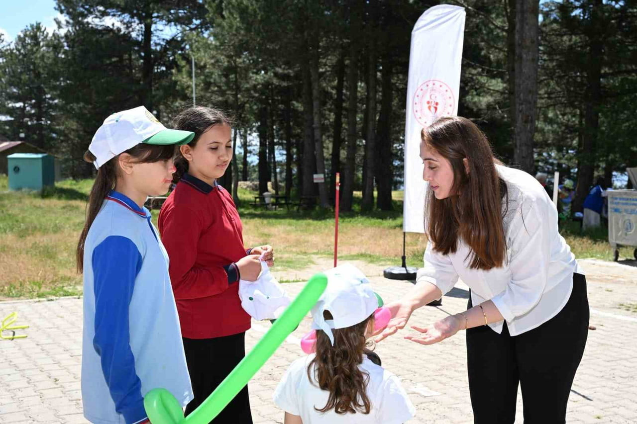 MANİSA’NIN DEMİRCİ İLÇESİNDE DÜZENLENEN "UÇURTMA VE ÇOCUK OYUNLARI ŞENLİĞİ" RENKLİ GÖRÜNTÜLERE...