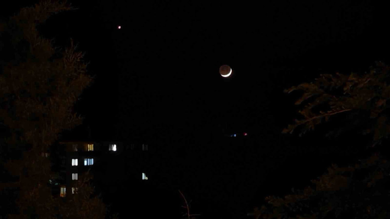 MANİSA’NIN DEMİRCİ İLÇESİNDE, GECE SAATLERİNDE GÖKYÜZÜNDE BAKANLARI BÜYÜLEYEN VE MİLLİ DUYGULARI...