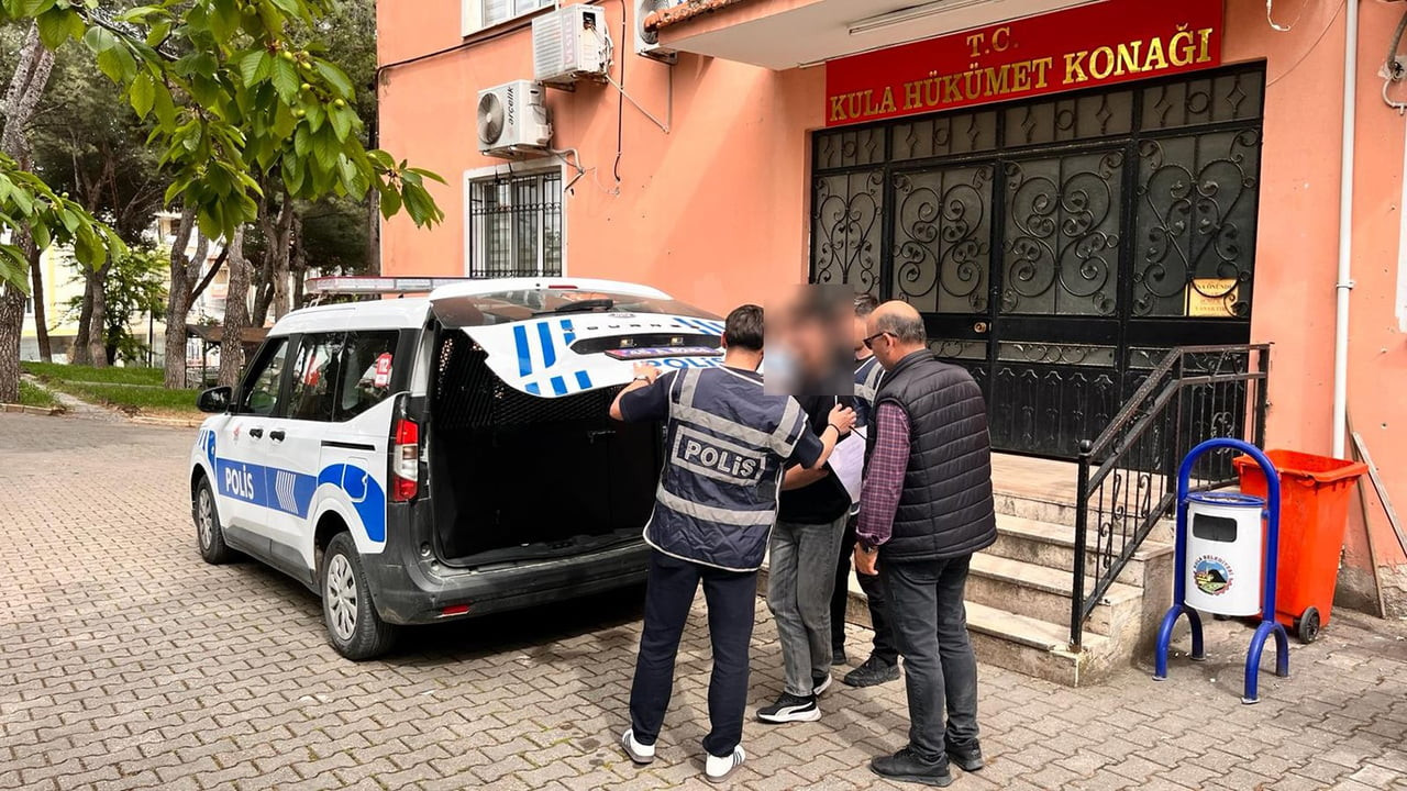 MANİSA’NIN KULA İLÇESİNDE HAKKINDA KESİNLEŞMİŞ HAPİS CEZASI BULUNAN ŞAHIS, POLİS EKİPLERİNİN...