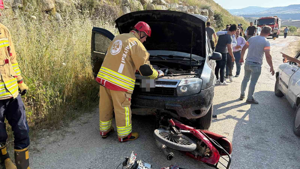 MANİSA’NIN KULA İLÇESİNDE MOTOSİKLET İLE OTOMOBİLİN KAFA KAFAYA ÇARPIŞMASI SONUCU MEYDANA GELEN...