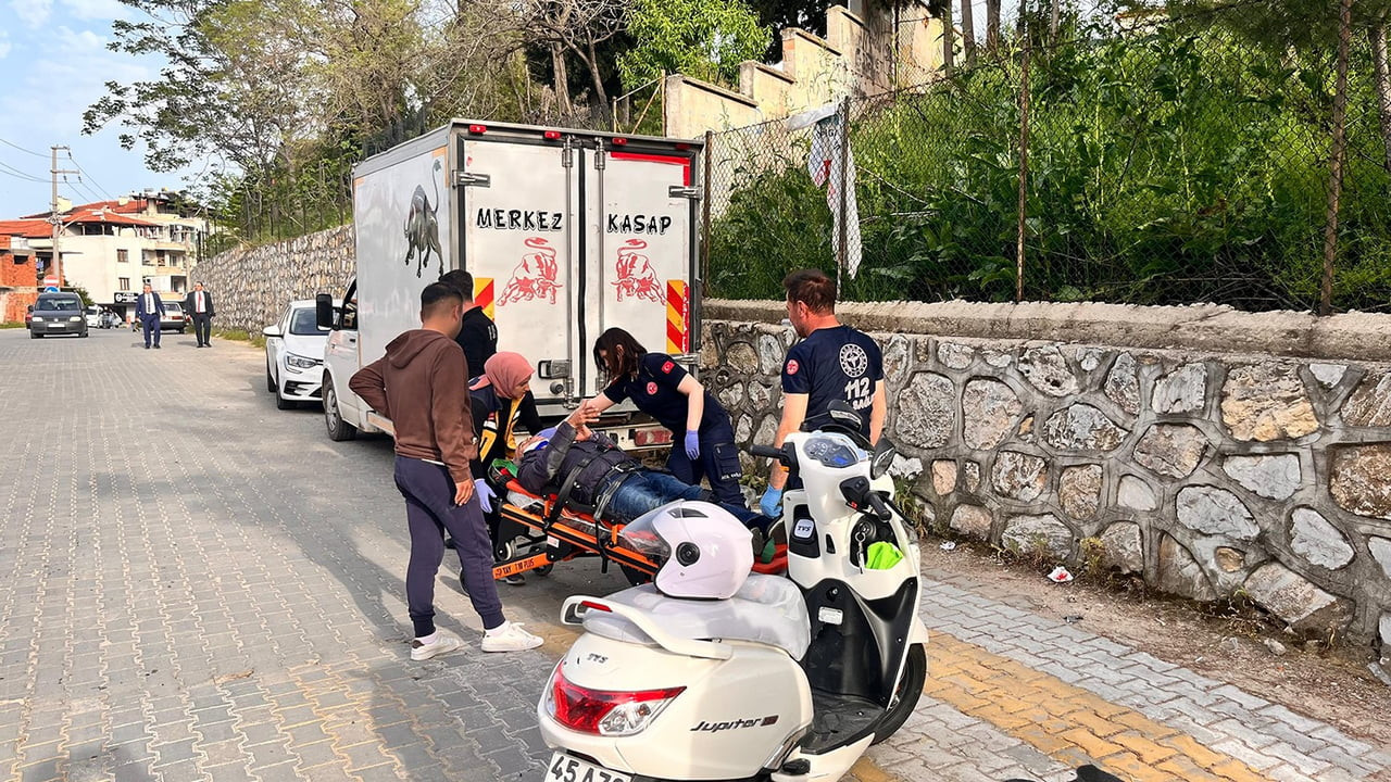 MANİSA’NIN KULA İLÇESİNDE OTOMOBİL İLE MOTOSİKLETİN ÇARPIŞTIĞI TRAFİK KAZASINDA MOTOSİKLET...