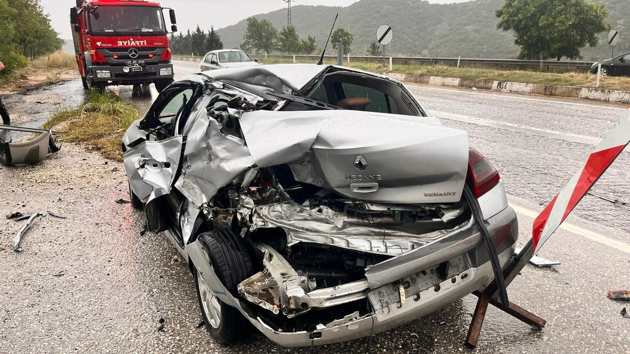 MANİSA’NIN KULA İLÇESİNDE YAĞIŞLI HAVA NEDENİYLE YOL KENARINDA PARK HALİNDE BULUNAN OTOMOBİLE...