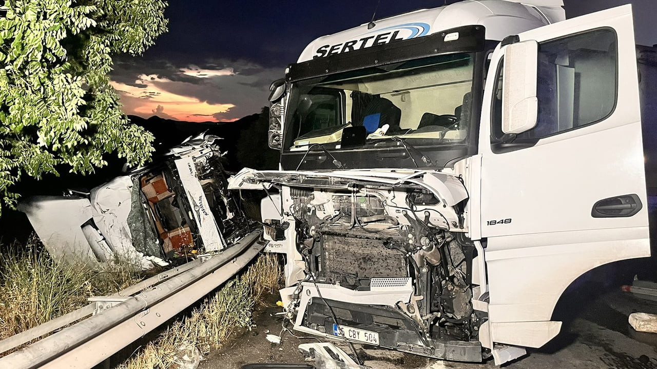 MANİSA’NIN KULA İLÇESİNDE YAĞIŞLI HAVANIN DA ETKİSİYLE KAYGANLAŞAN YOLDA SÜRÜCÜSÜNÜN DİREKSİYON...