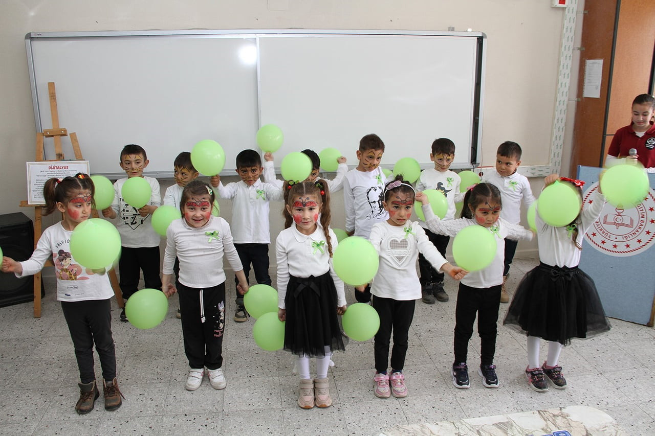 MANİSA’NIN KULA İLÇESİNDE YEŞİLAY HAFTASI DOLAYISIYLA DÜZENLENEN PROGRAM, ÖĞRENCİLERİN HAZIRLADIĞI...