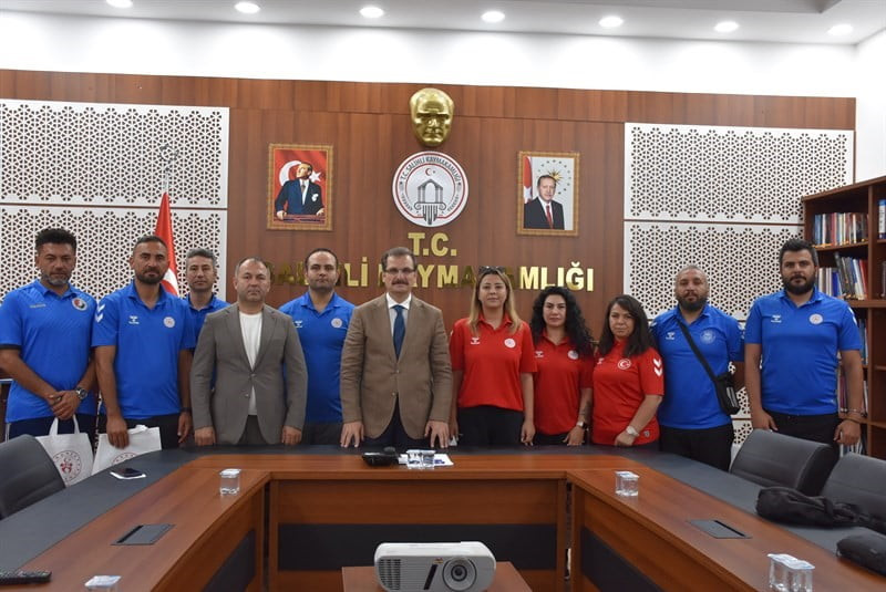 MANİSA’NIN SALİHLİ İLÇE KAYMAKAMI ALİ GÜLDOĞAN, ANTRENÖRLER GÜNÜ DOLAYISIYLA İLÇEDE GÖREV YAPAN...
