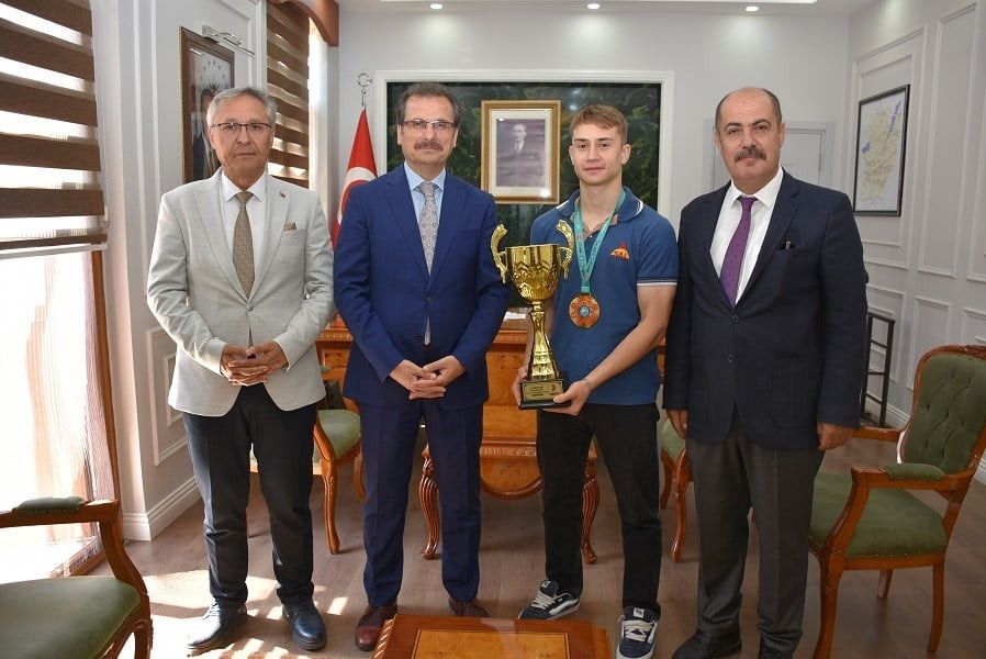 MANİSA’NIN SALİHLİ İLÇE KAYMAKAMI ALİ GÜLDOĞAN, KİCKBOKS DÜNYA ŞAMPİYONU OLAN SPORCUYU MAKAMINDA...