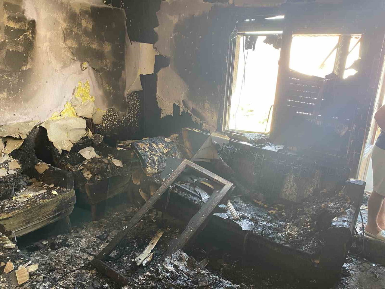 MANİSA’NIN SALİHLİ İLÇESİNDE 4 KATLI BİR APARTMANIN SON KATINDA ÇIKAN YANGIN, İTFAİYE EKİPLERİNİN...