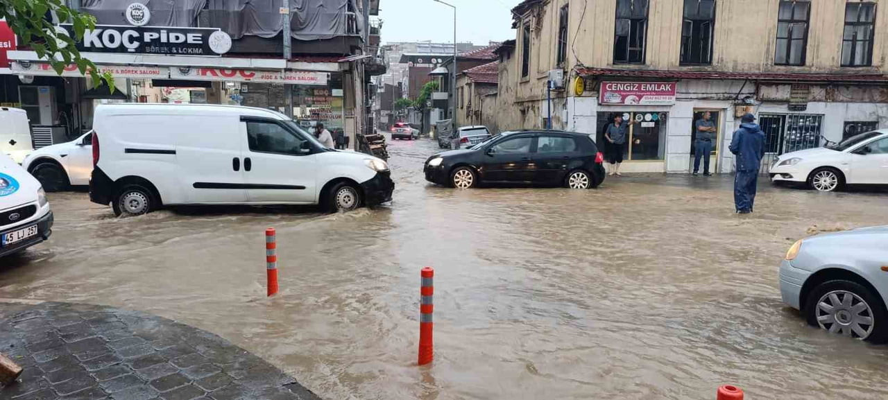 MANİSA’NIN SALİHLİ İLÇESİNDE AKŞAM SAATLERİNDE ETKİLİ OLAN ŞİDDETLİ YAĞIŞ, HAYATI OLUMSUZ...