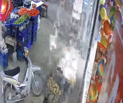 MANİSA’NIN SALİHLİ İLÇESİNDE BİR MARKETİN ÖNÜNDE BULUNAN EV YAPIMI SİRKE ŞİŞESİ, SICAK HAVANIN...