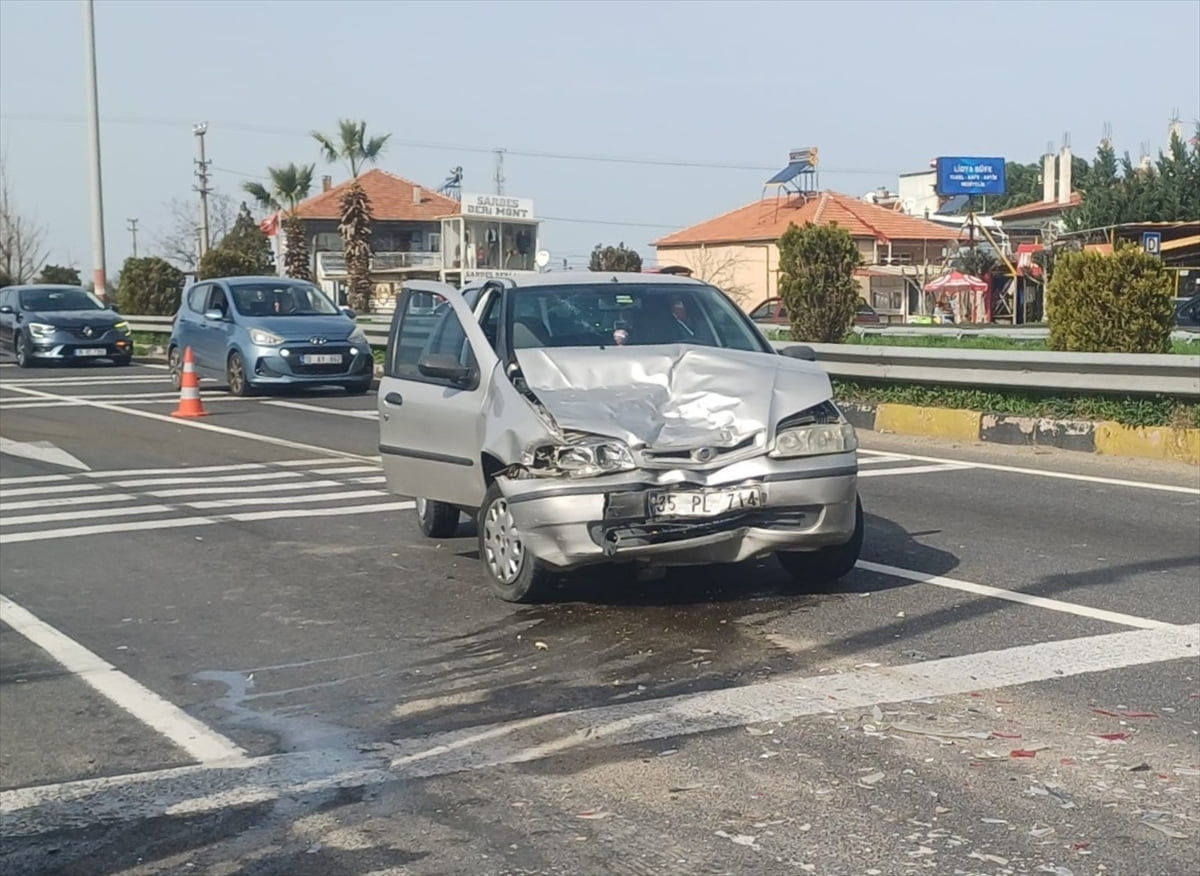 Manisa’nın Salihli ilçesinde iki otomobilin çarpıştığı kazada 2’si çocuk 5 kişi...