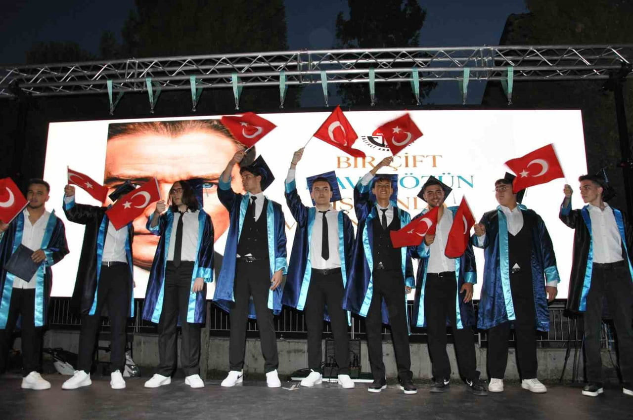 MANİSA’NIN SALİHLİ İLÇESİNDE KISA ADI SAL OLAN SALİHLİ ANADOLU LİSESİ, 17.DÖNEM MEZUNLARINI...