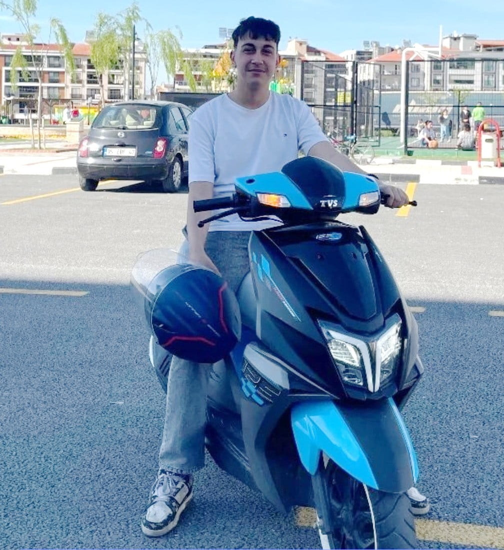 MANİSA’NIN SALİHLİ İLÇESİNDE OTOMOBİL İLE MOTOSİKLETİN ÇARPIŞMASI SONUCU MEYDANA GELEN TRAFİK...