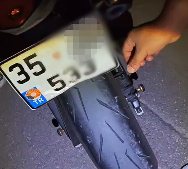 MANİSA’NIN SALİHLİ İLÇESİNDE POLİS EKİPLERİNİN DENETİMLERİ SIRASINDA DURDURULAN BİR MOTOSİKLETTE...