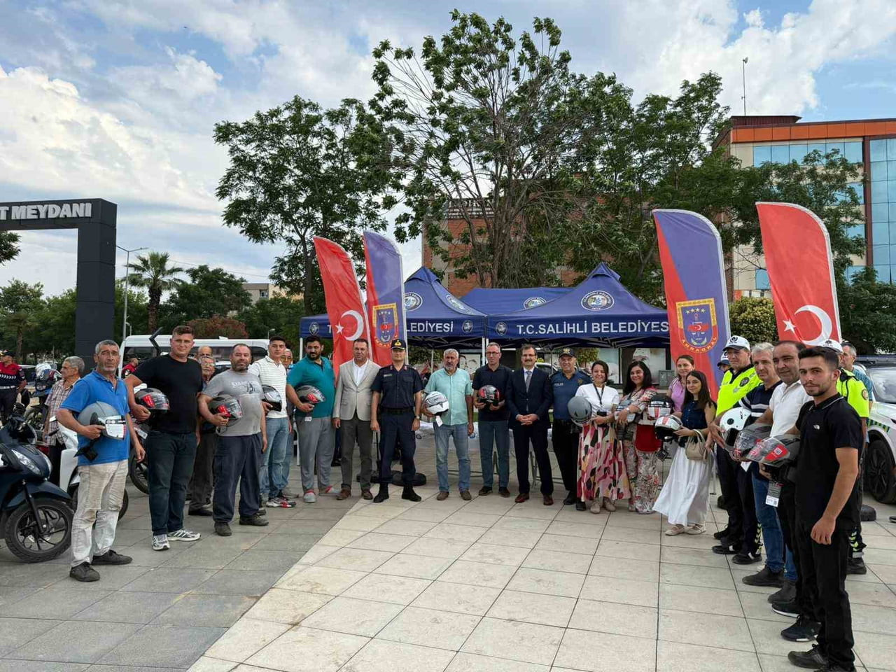 MANİSA’NIN SALİHLİ İLÇESİNDE TRAFİK GÜVENLİĞİ FARKINDALIĞINI ARTIRMAK AMACIYLA MOTOSİKLET...