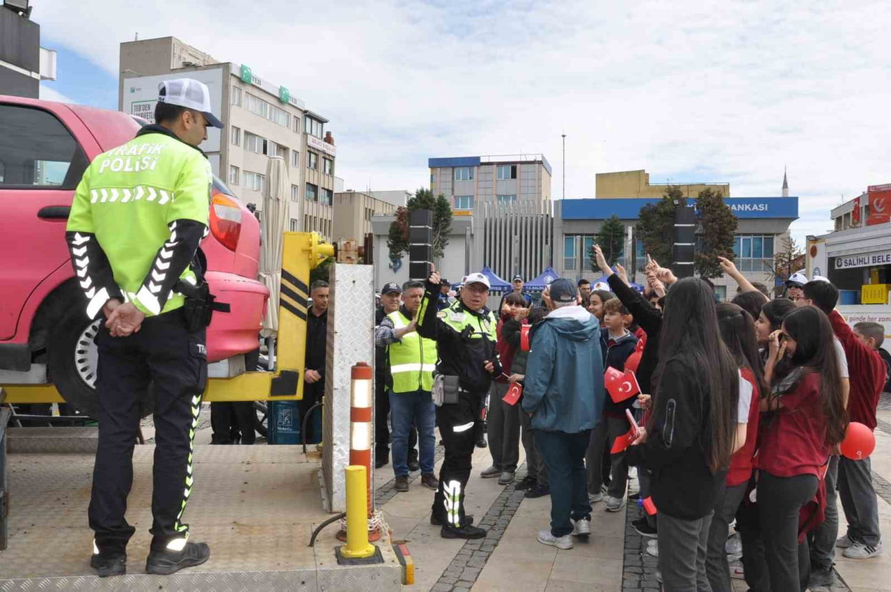 MANİSA’NIN SALİHLİ İLÇESİNDE TRAFİK HAFTASI KAPSAMINDA DÜZENLENEN ETKİNLİKTE, ÖĞRENCİLERE TRAFİK...
