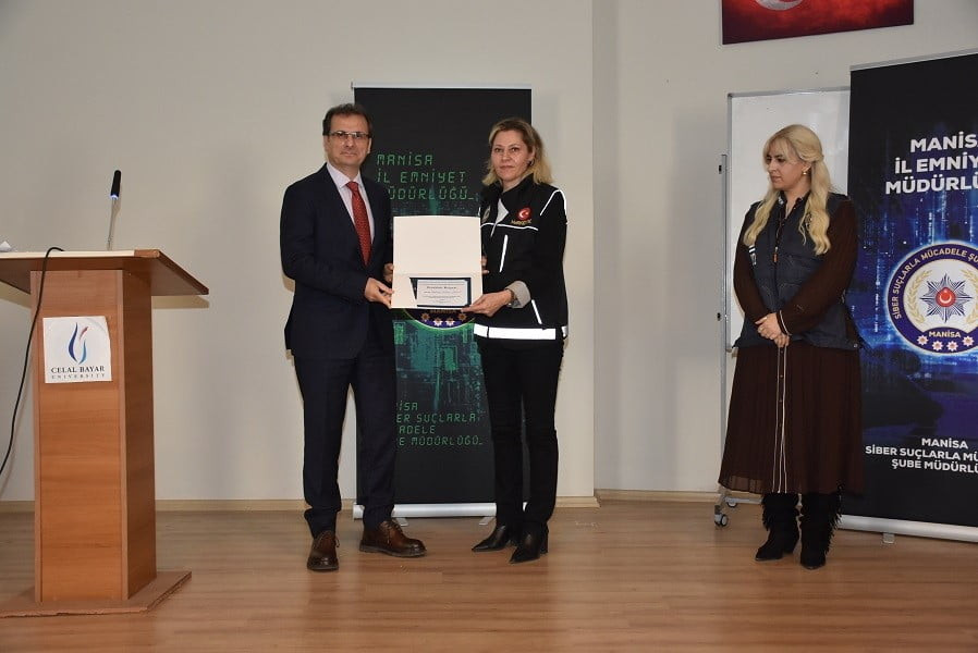 MANİSA’NIN SALİHLİ İLÇESİNDE ÜNİVERSİTE ÖĞRENCİLERİNE YÖNELİK DÜZENLENEN SEMİNERDE SİBER SUÇLAR...