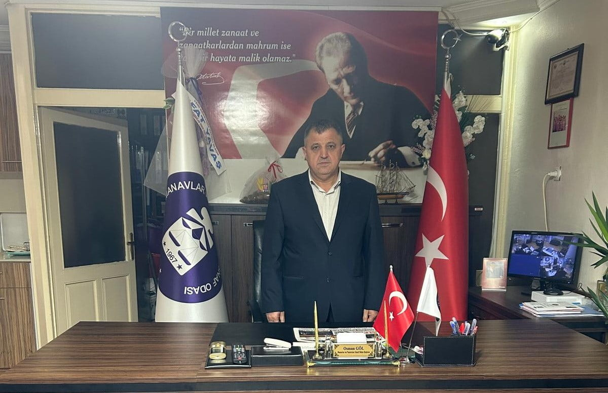 MANİSA’NIN SALİHLİ İLÇESİNDEKİ MANAVLAR VE PAZARCILAR ESNAF ODASI BAŞKANI OSMAN GÖL, KURBAN...