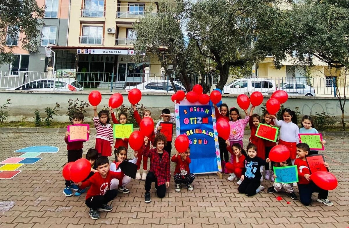 MANİSA’NIN SARIGÖL İLÇESİNDE ANAOKULU ÖĞRENCİLERİ, OTİZMLİ BİREYLERE DİKKAT ÇEKMEK AMACIYLA...