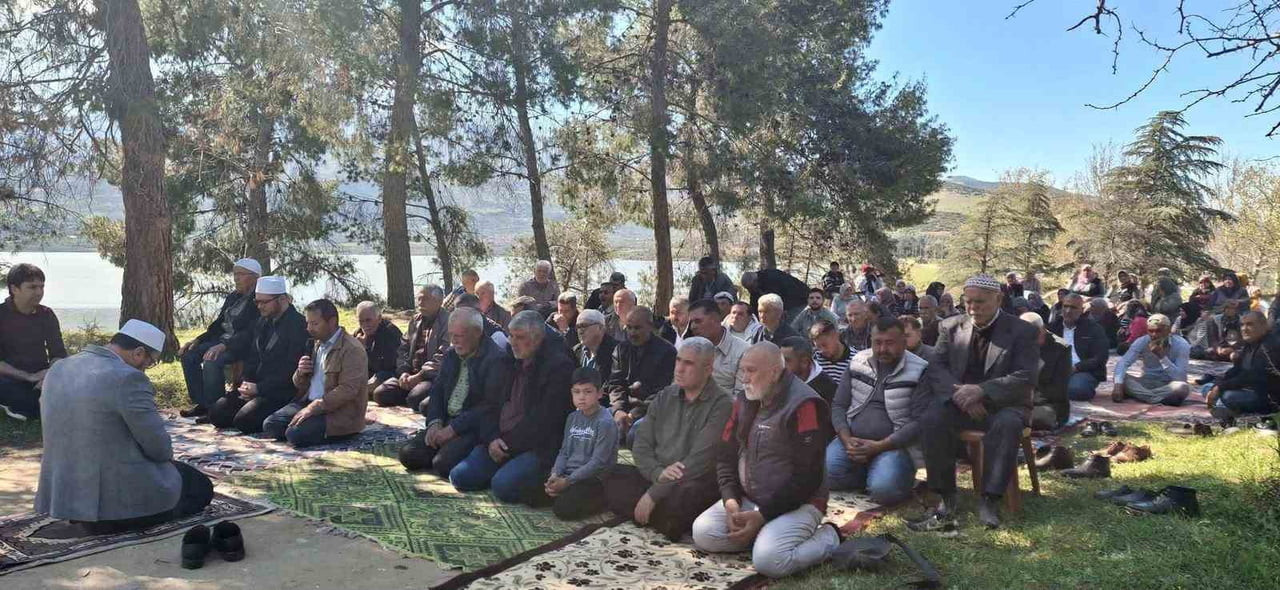 MANİSA’NIN SARIGÖL İLÇESİNE BAĞLI AFŞAR MAHALLESİ’NDE ÇİFTÇİLER, BU YIL ETKİLİ OLAN YAĞIŞLARIN...