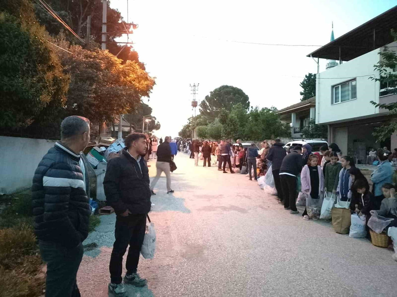 MANİSA’NIN SARIGÖL İLÇESİNE BAĞLI ÇAVUŞLAR MAHALLESİ’NDE YILLARDIR SÜRDÜRÜLEN GELENEKTE, SABAH...